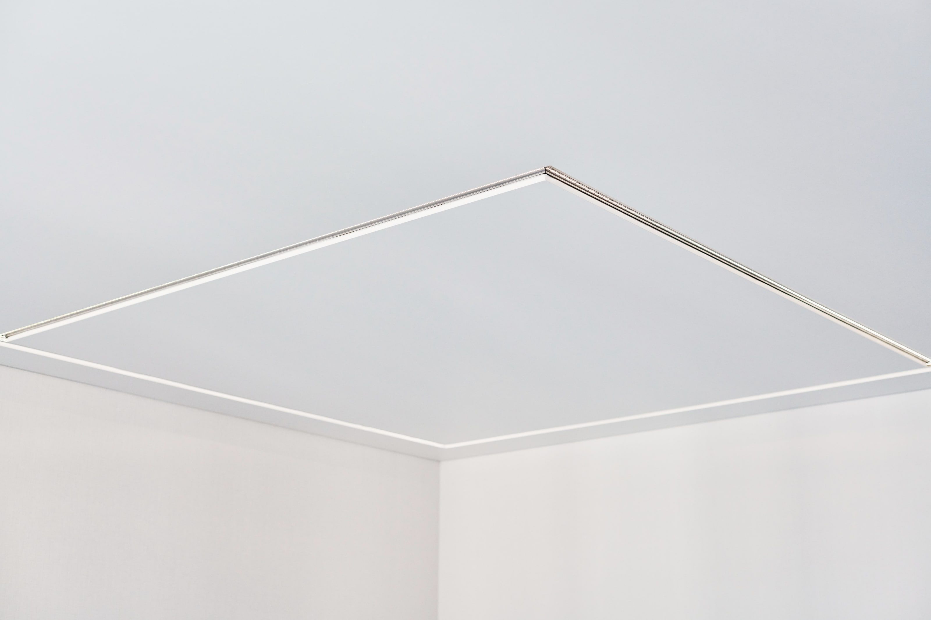 Abgehängte Decke mit umlaufender LED-Lichtfuge
