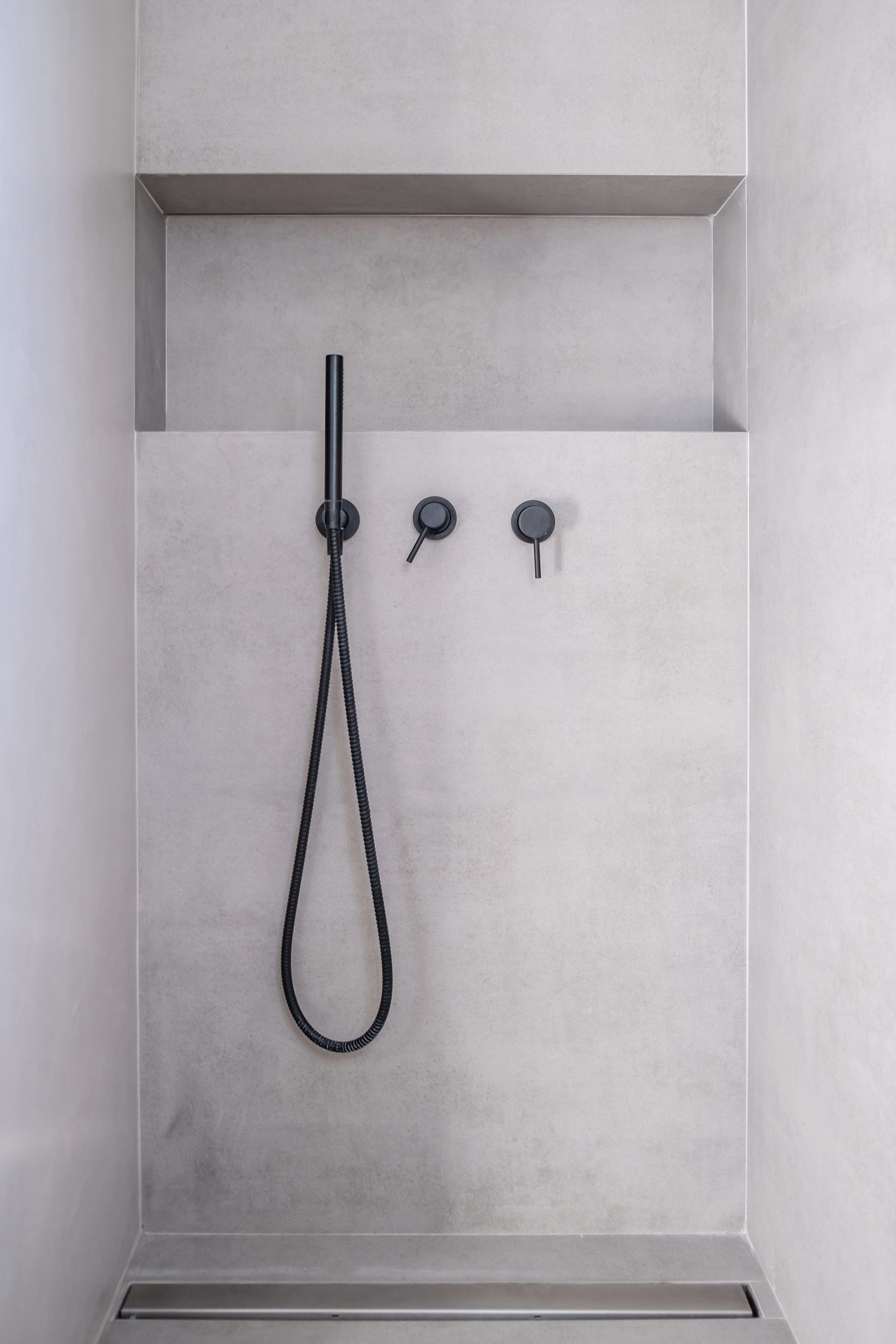 Bodenebene Dusche mit Nische und mattschwarzen Armaturen